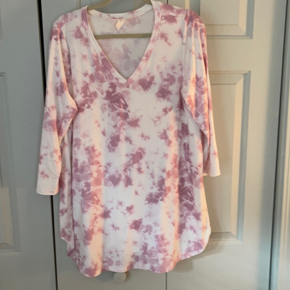 pink and white women’s top